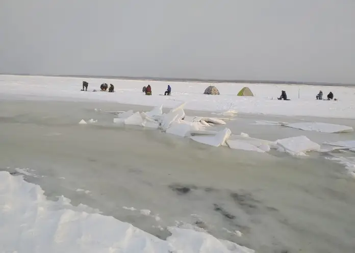 На Красноярском водохранилище двое рыбаков на льдине оторвались от берега