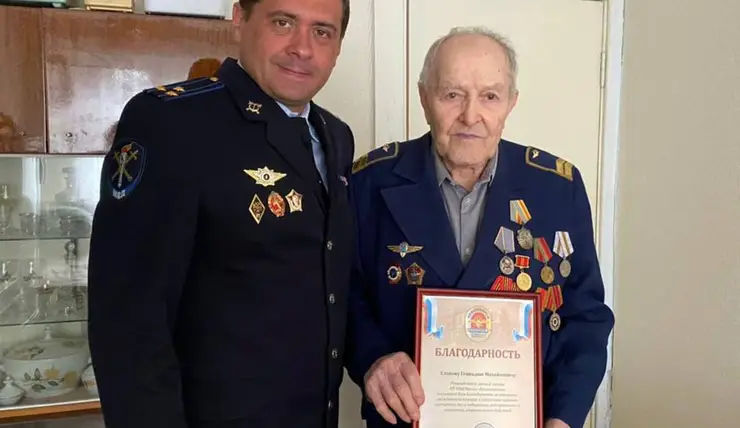 95-летний красноярец помог задержать мошенников и получил благодарность