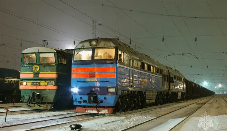 В Красноярском крае три вагона грузового поезда сошли с рельсов