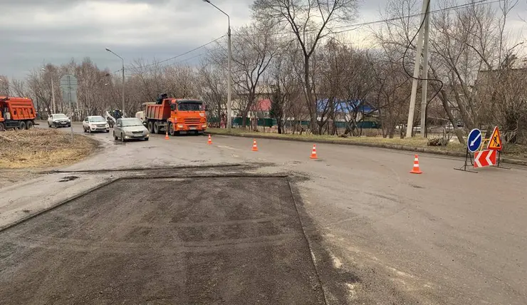 В Красноярске дорожники латают ямы на улицах Гагарина и Водянникова