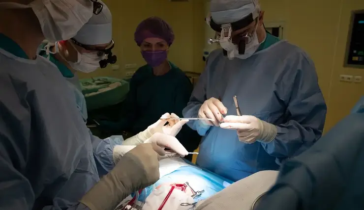 Врачи нескольких больниц Красноярского края спасли ребенка с инфекционным поражением головного мозга и сердца