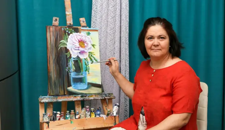 Красноярке с болезнью Паркинсона справиться с недугом помогает живопись