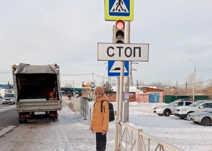 В Березовском районе на пешеходных переходах поставили фигуры с изображением школьника