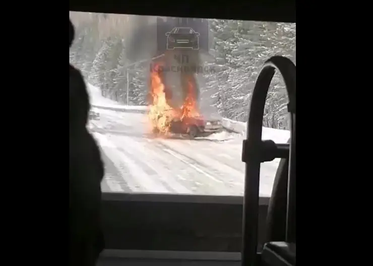 На трассе в Красноярском крае автомобиль ВАЗ полностью сгорел после столкновения с фурой