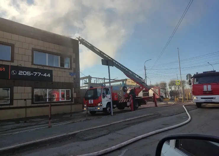 В Красноярске на Шахтеров горело двухэтажное офисное здание