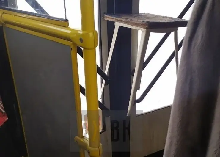 В Красноярске водитель автобуса № 63 заблокировал сломавшуюся дверь табуреткой