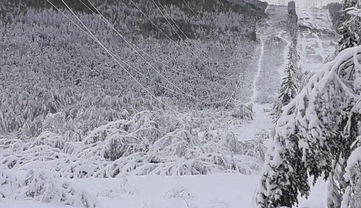 В Красноярском крае энергетики трудятся по колено в снегу