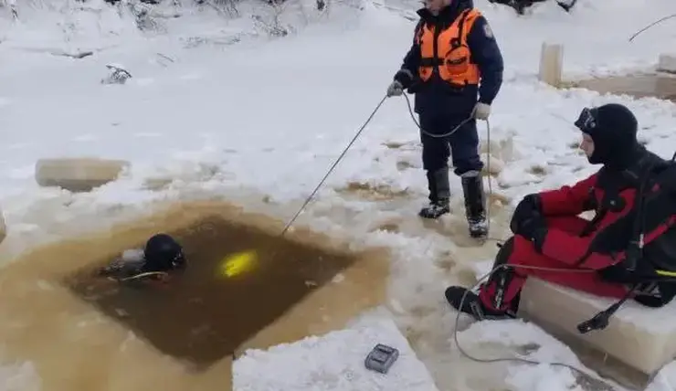 В Красноярском крае продолжают искать тело провалившегося под лед на снегоходе мужчины
