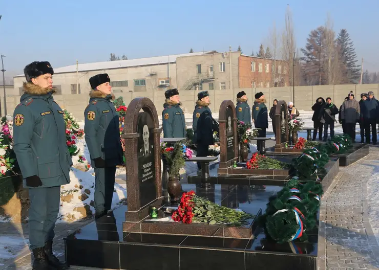 В Красноярске почтили память погибших во время тушения «Автотрейда» пожарных