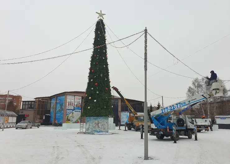 В Красноярске в парке Гагарина поставили елку и начали монтировать иллюминацию
