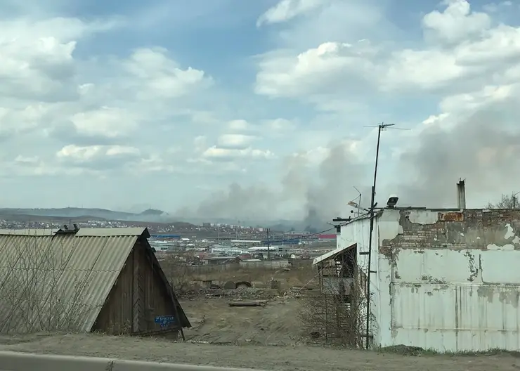Сильный пожар бушует возле поселка Новалэнд под Красноярском