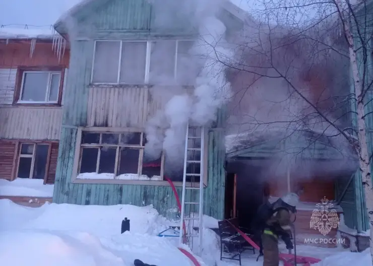В Красноярском крае во время пожара в деревянном доме пострадал ребенок