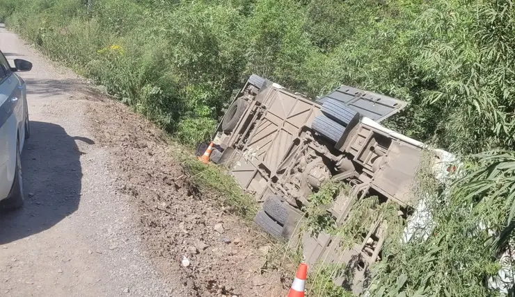 Под Красноярском десять туристов пострадали после опрокидывания автобуса