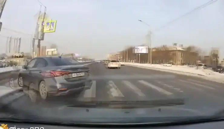 В Красноярске автомобилист развернулся на переходе и получил штраф в 1500 рублей