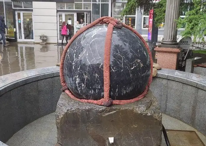 В Красноярске фонтан «Плавающий шар» на остановке «Дом быта» изменит внешний вид
