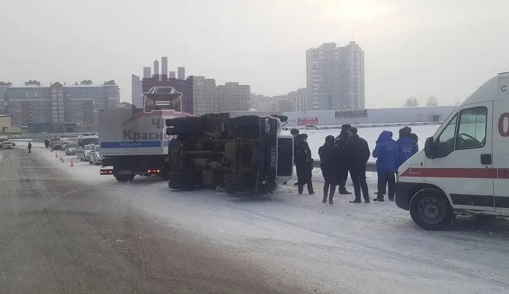 На трассе Красноярского края перевернулся автозак