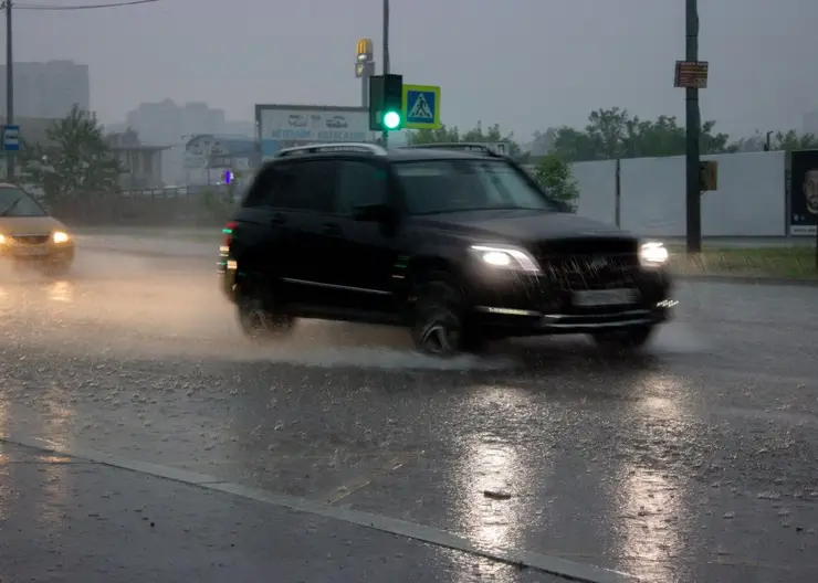 ГИБДД напомнила красноярским автомобилистам о правилах вождения в дождливую погоду