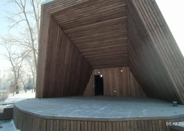 В Красноярске отремонтировали летнюю сцену в Гвардейском парке