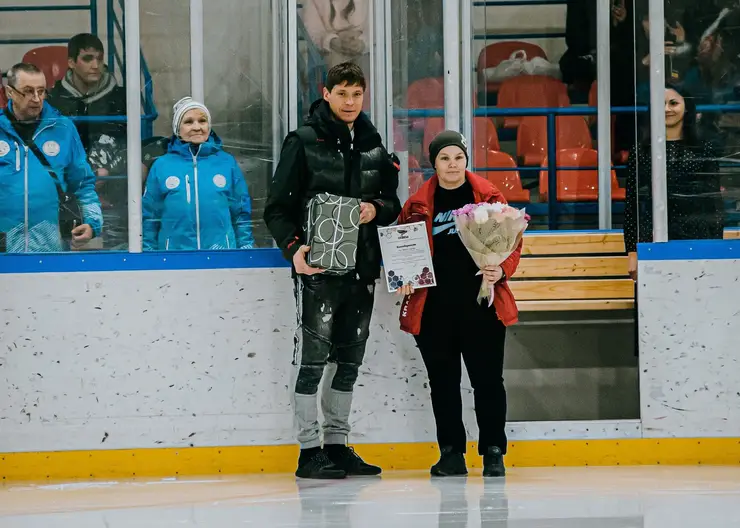 Александр Сёмин вручил Наталье Стус  подарок за проявленную самоотверженность и героизм