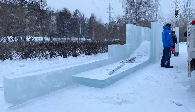 В Октябрьском районе Красноярска начали монтировать ледовый городок