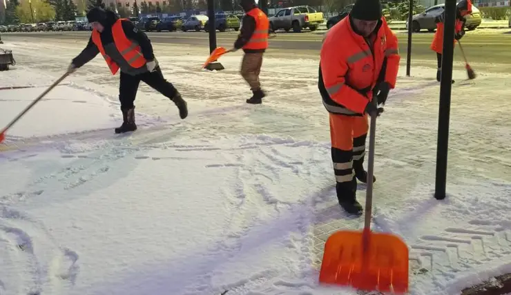 В Красноярске ночью более 110 машин убирали улицы после снегопада