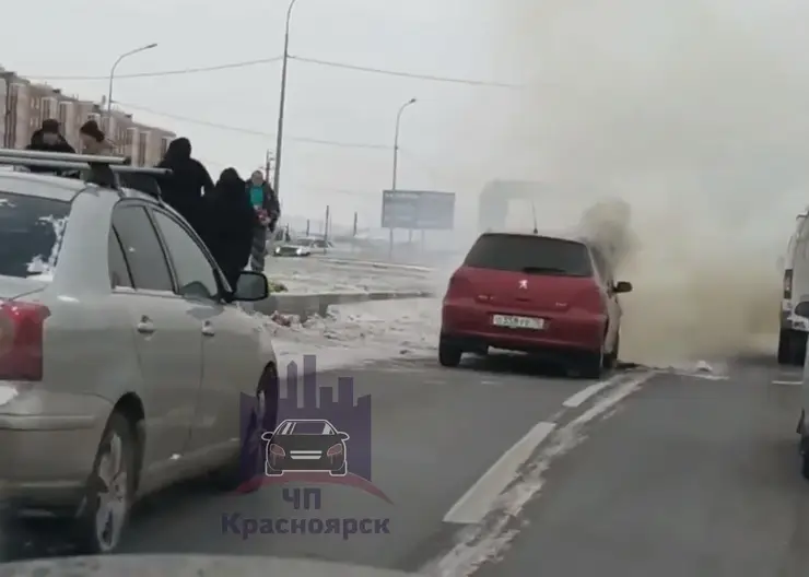 На Северном шоссе в Красноярске сгорела иномарка