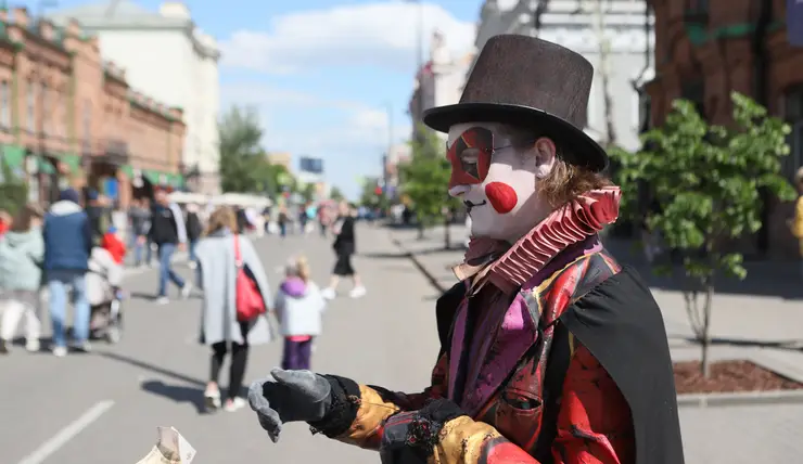 В Красноярске появились вымогающие деньги у жителей и гостей города аниматоры