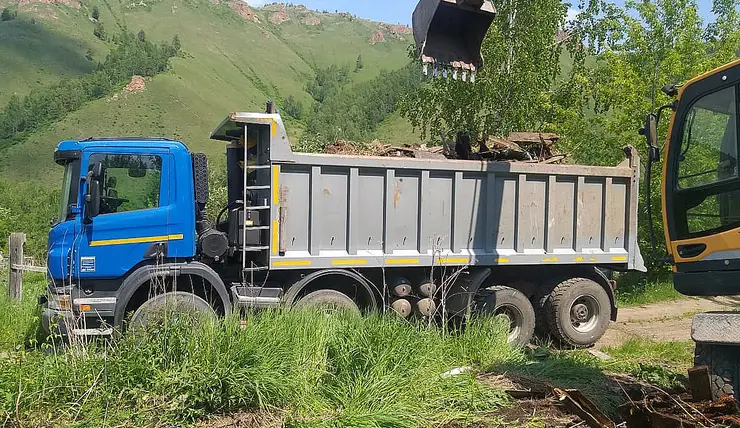 В Свердловском районе уберут почти 1200 кубометров мусора