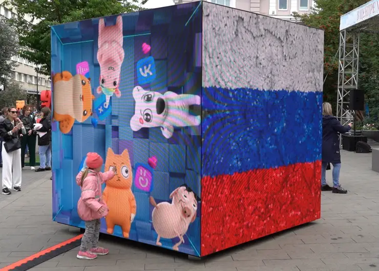 В центре Красноярска в честь Дня Государственного флага России установили мультимедийный куб