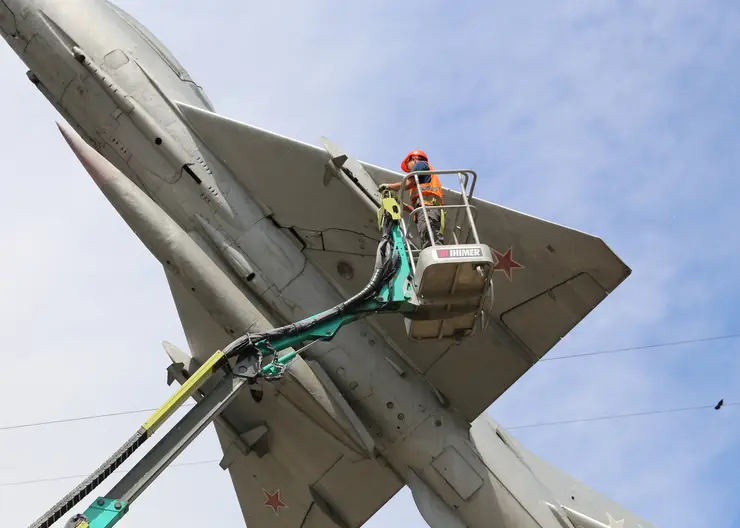 КрАЗ финансирует реставрацию и монтаж освещения памятника самолёту в Зелёной Роще Красноярска