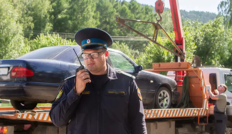 Красноярские приставы передали в зону СВО лодки, ноутбуки и иномарки должников