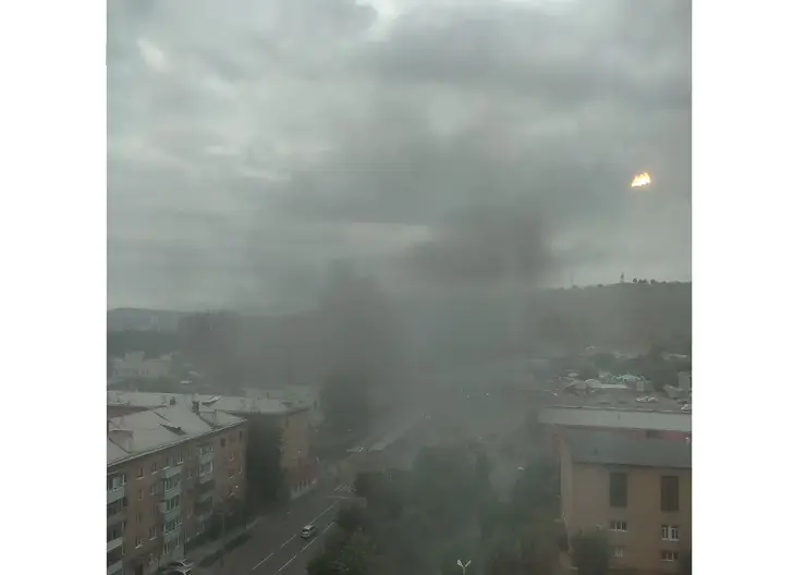 В центре Красноярска заметили столб черного дыма