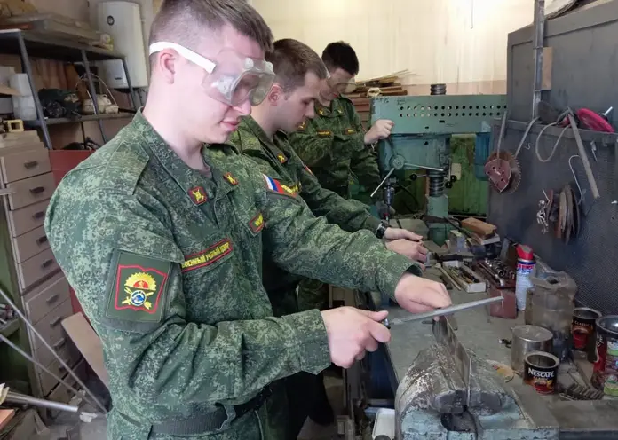 Курсанты Университета Решетнёва помогают волонтёрам изготавливать предметы для бойцов СВО