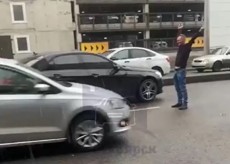 В Красноярске неадекватный мужчина перегородил проезд на улице Маерчака