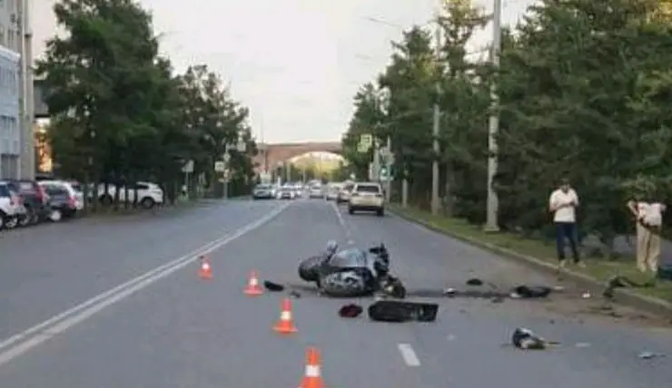 В центре Красноярска разбился мотоциклист – он врезался в фонарный столб на полной скорости