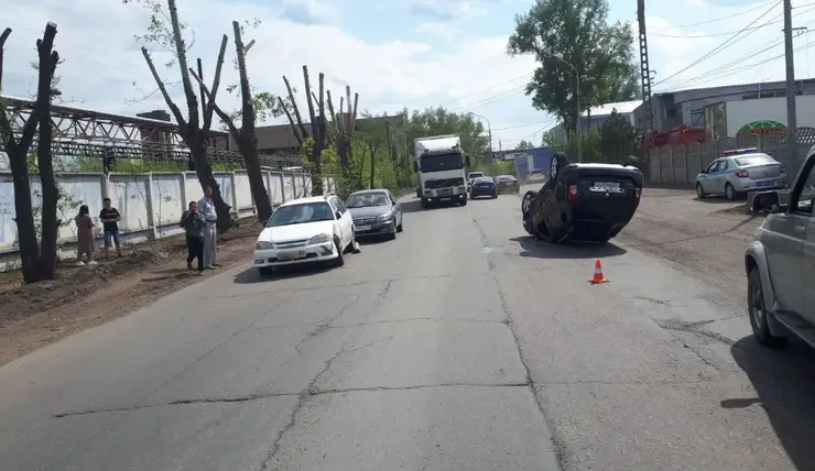 В Красноярске пьяный водитель на Renault Duster устроил массовую аварию и перевернулся