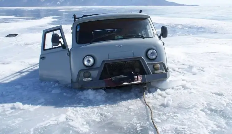 На Красноярском водохранилище автомобиль частично провалился под лед