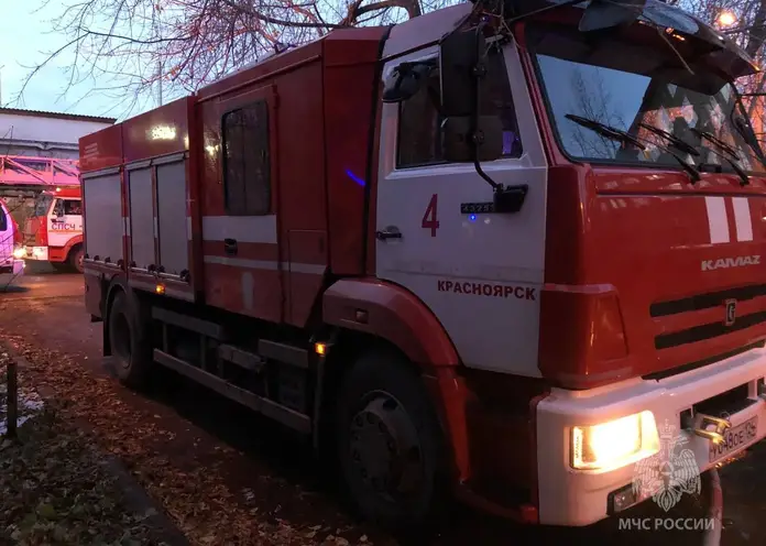В Красноярске горят два дома в Песчанке