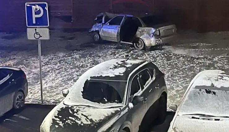 В Красноярске опрокинулась «Лада» с пьяным водителем и повредила 5 автомобилей