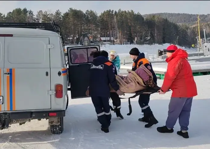 На Красноярском водохранилище мужчина на мотобуксировщике наехал на палатку