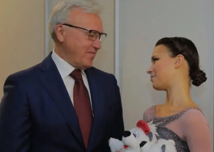 Губернатор Красноярского края поздравил Анну Щербакову с золотой медалью