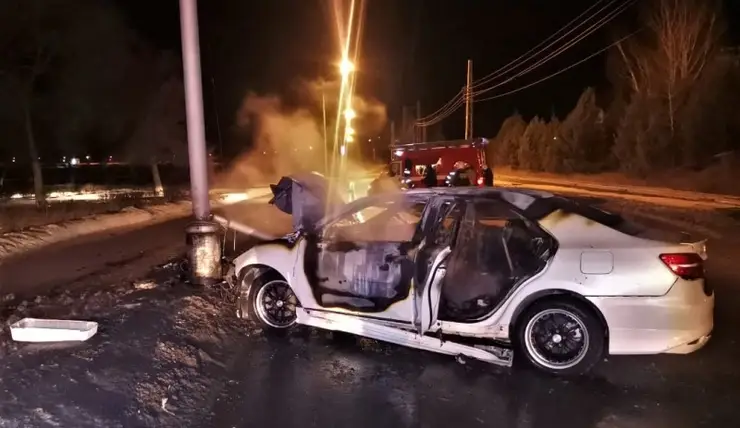 В Железногорске двое угнали такси, попали в ДТП и чуть не сгорели