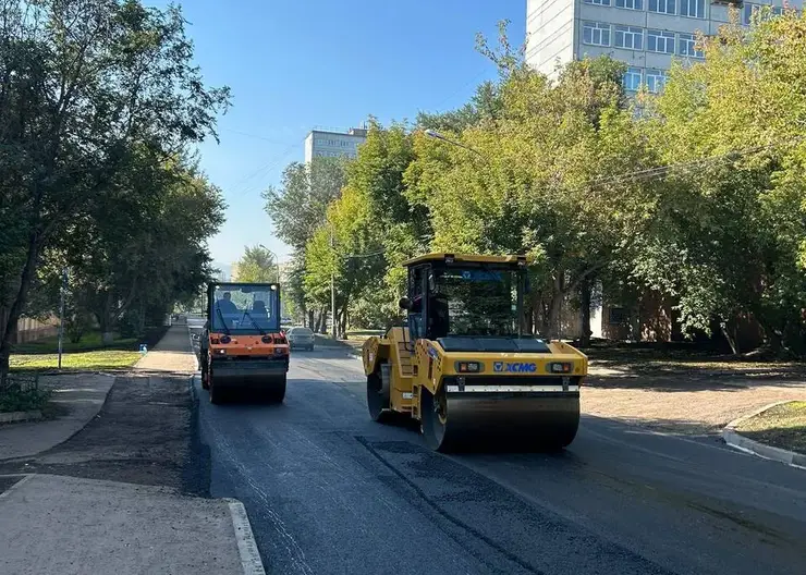 В Красноярске в теплые выходные активно ремонтируют дороги