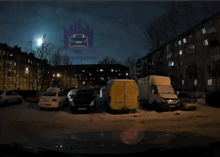 Жители Красноярска вечером заметили яркую вспышку в небе
