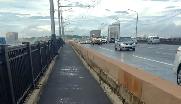 В Красноярске завершился ремонт тротуара Коммунального моста в сторону правого берега