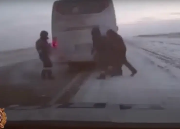 В Красноярском крае на трассе в 30-градусный мороз сломался рейсовый автобус