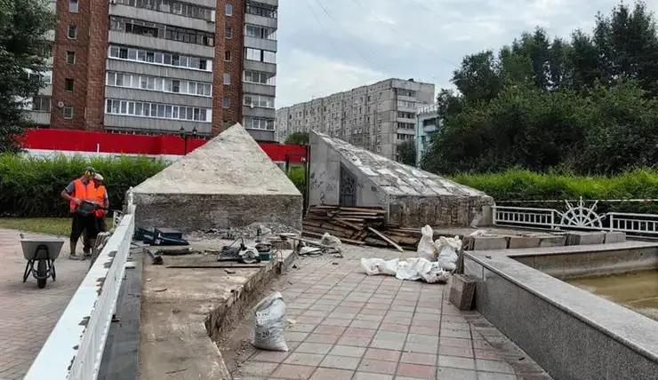 В Красноярске на улице Коломенской начали ремонтировать фонтан​ «Ладья»