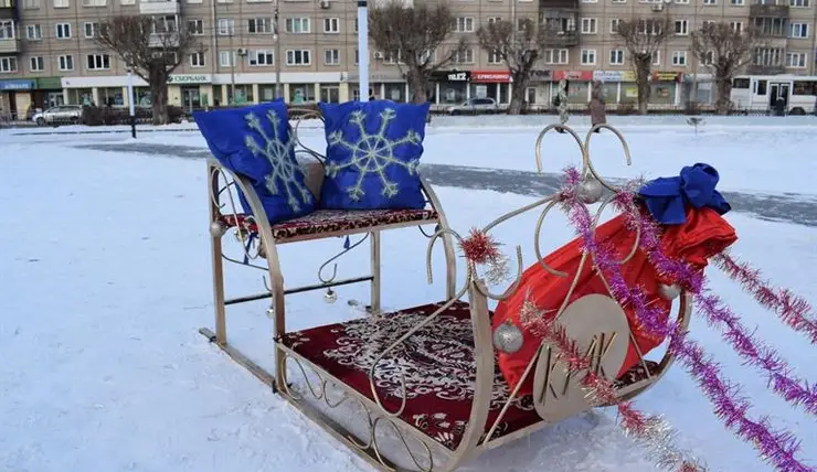 Красноярские студенты построили новогодние арт-объекты в Свердловском районе