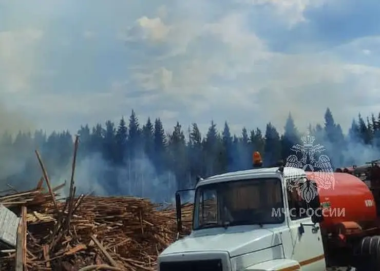 В Тасеево горит лесопилка на площади 8 тысяч квадратных метров