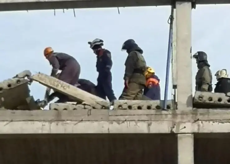 В Красноярске 2 человека погибли из-за обрушения бетонной плиты в недострое